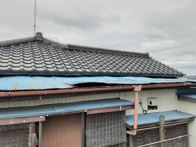 劣化したトタン屋根の住宅